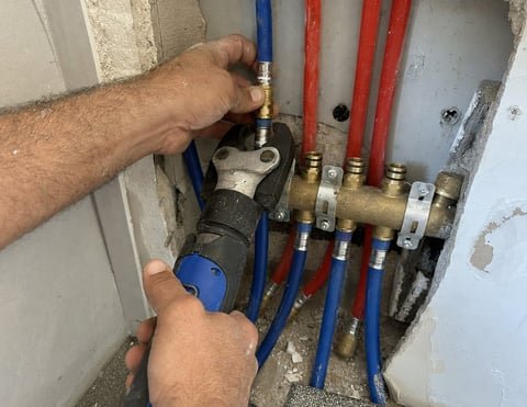 תיקון צינורות אינסטלציה PEX בתל אביב